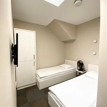 Promenada Hostel *