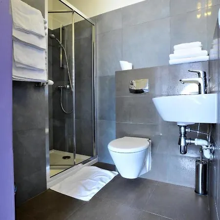 Promenada Hostel *